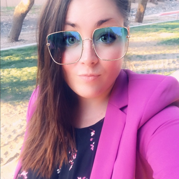 Meet your Posher, Amanda - Picture 2 of 3